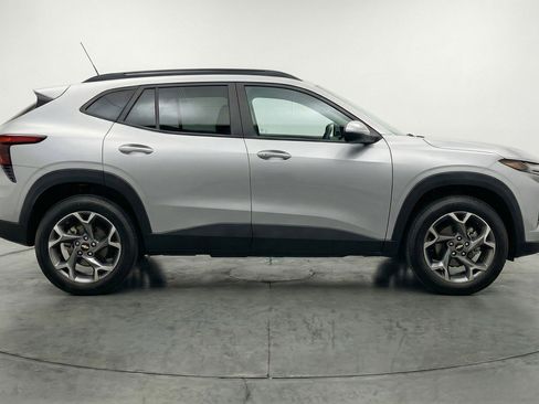 Used 2025 Chevrolet Trax LT w/ LT Convenience Package FWD image 11