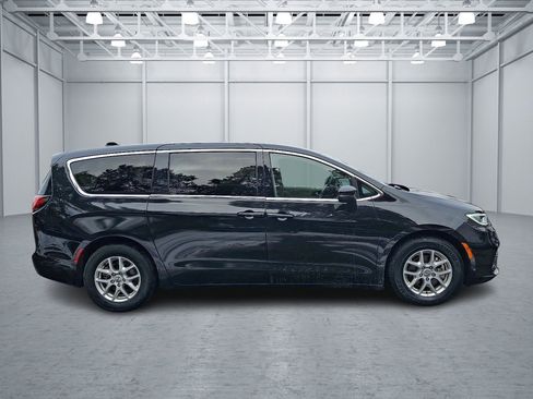 Used 2023 Chrysler Pacifica Touring-L image 6