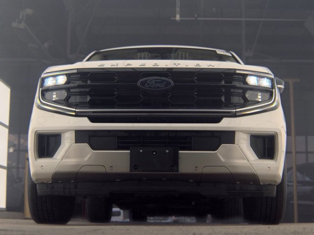 Used 2025 Ford Expedition Max Platinum AWD/4WD image 3