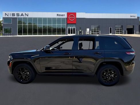 Used 2025 Jeep Grand Cherokee Altitude AWD/4WD image 5