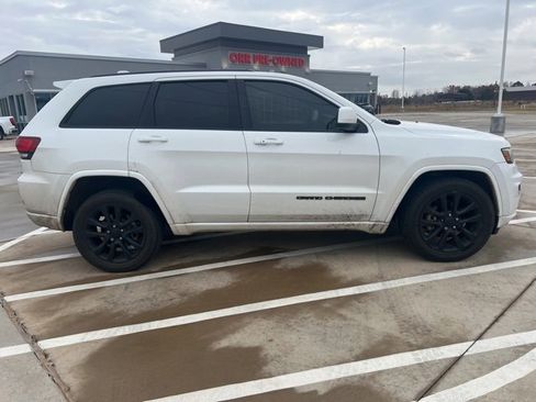 Used 2017 Jeep Grand Cherokee Altitude image 4