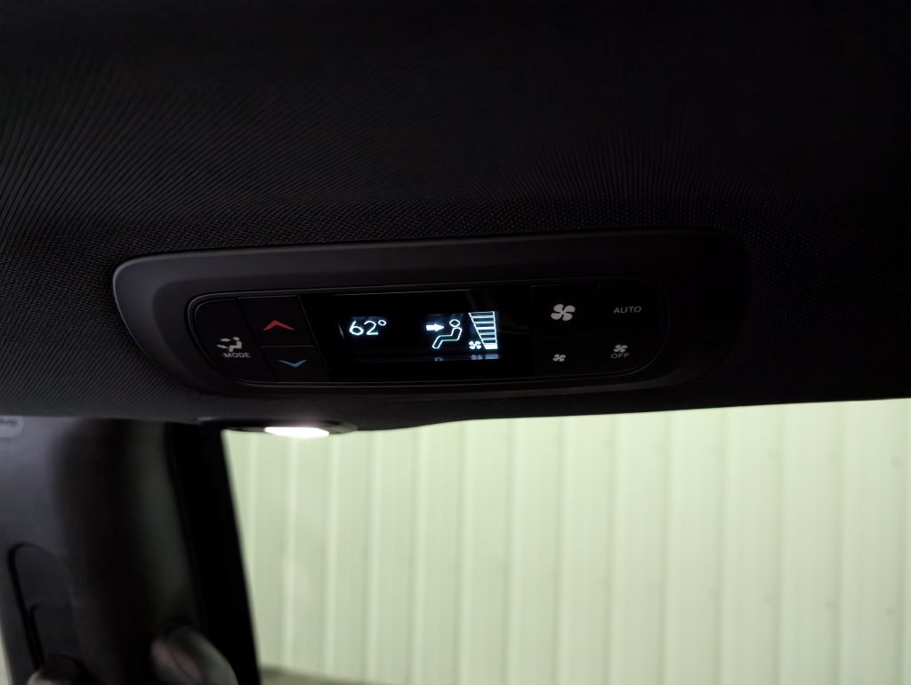 Used 2027 Chrysler Pacifica Limited FWD image 13