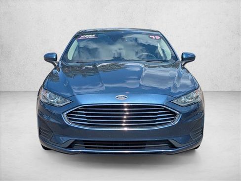 Used 2019 Ford Fusion SE FWD image 2