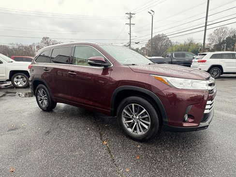 Used 2018 Toyota Highlander XLE image 2