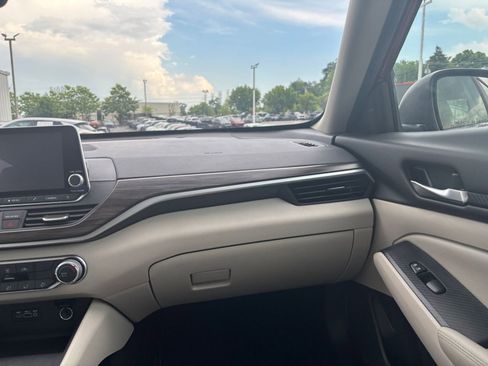 Used 2025 Nissan Altima 2.5 SV FWD image 34
