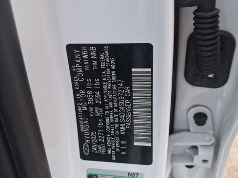 Used 2025 Hyundai Elantra SEL FWD image 3