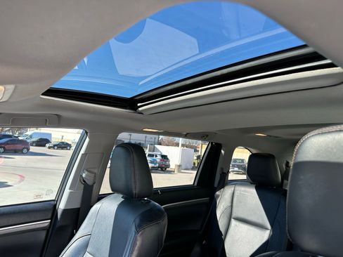 Used 2017 Toyota Highlander Limited image 9