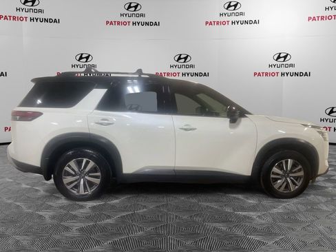 Used 2023 Nissan Pathfinder SL w/ Lighting Package (N92) image 3