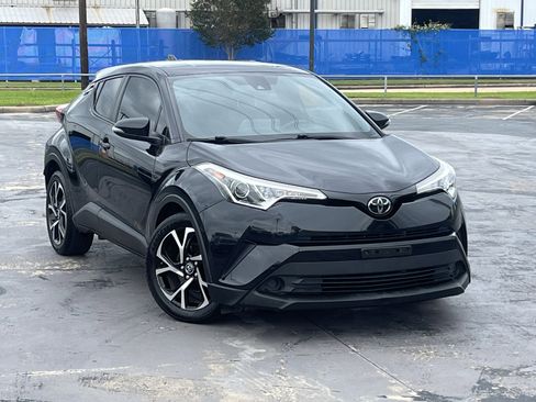 Used 2019 Toyota C-HR XLE FWD image 3