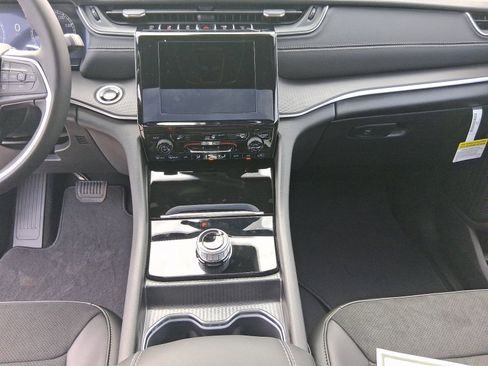 New 2025 Jeep Grand Cherokee L Altitude image 12