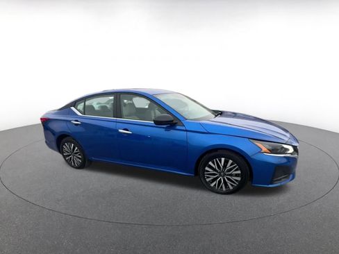 Used 2025 Nissan Altima 2.5 SV image 2