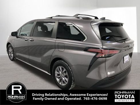Used 2021 Toyota Sienna XLE image 4