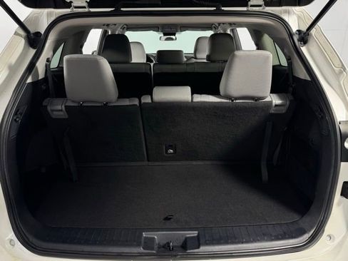 Used 2020 Toyota Highlander L image 27