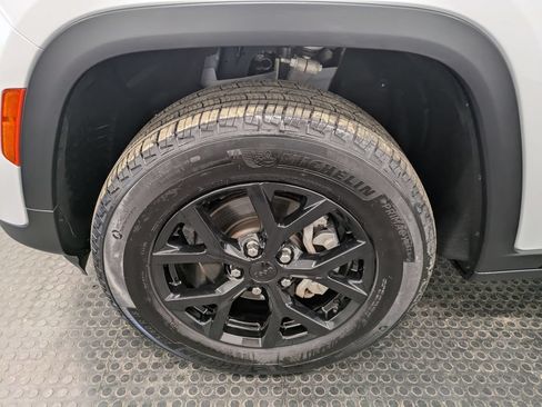 Used 2024 Jeep Grand Cherokee Altitude AWD/4WD image 7