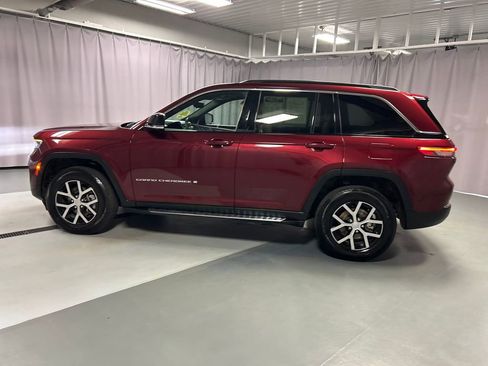Used 2025 Jeep Grand Cherokee Limited w/ Luxury Tech Group II AWD/4WD image 4
