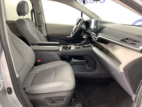 Used 2023 Toyota Sienna XLE FWD image 37