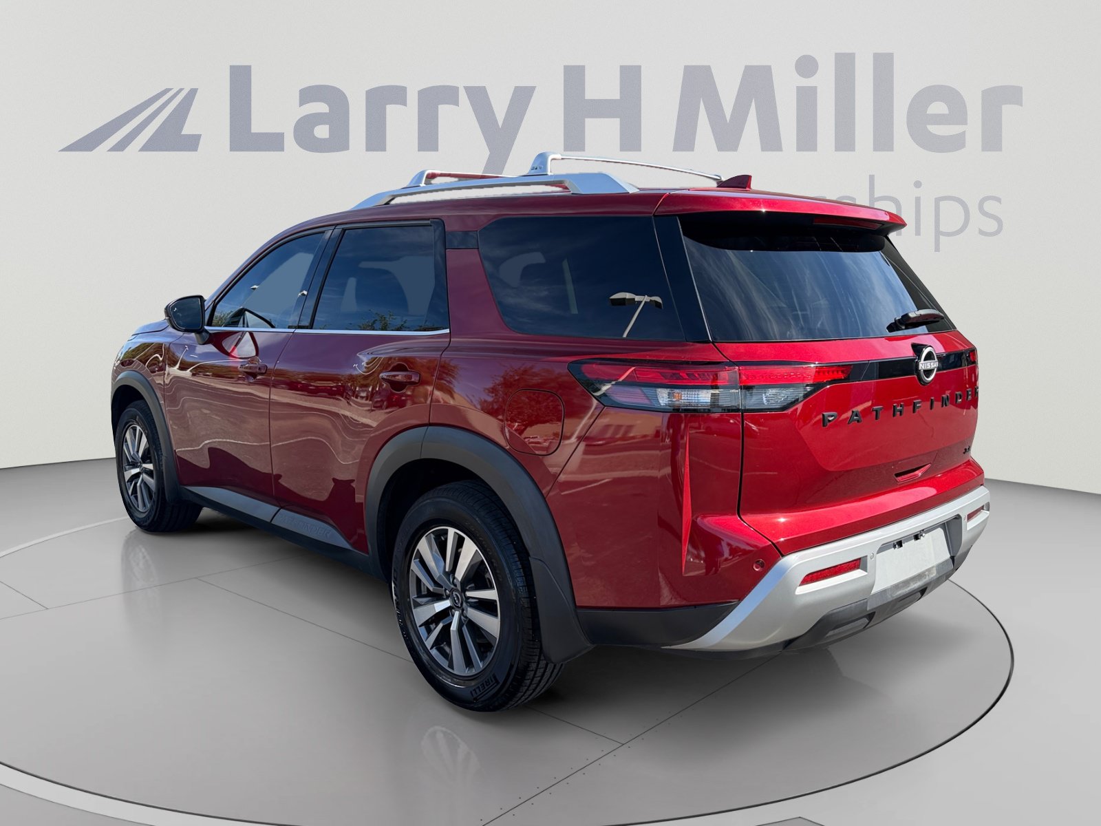 Used 2023 Nissan Pathfinder SL w/ Lighting Package (N92) FWD image 3