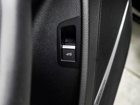 Used 2022 Audi Q8 Premium Plus w/ Premium Plus Package image 38