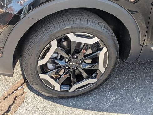 Used 2024 Kia Telluride EX w/ EX Captain's Chair Package image 12