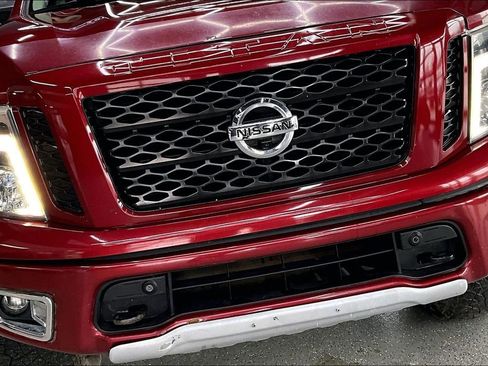 Used 2018 Nissan Titan PRO-4X w/ Pro-4x Convenience Package AWD/4WD image 34