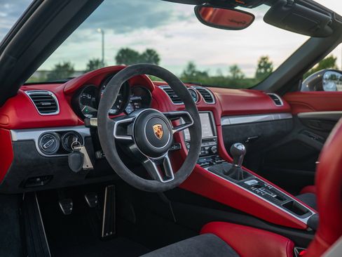 Used 2016 Porsche Boxster Spyder image 26