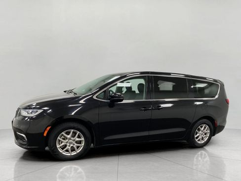 Used 2024 Chrysler Pacifica Touring-L FWD image 9