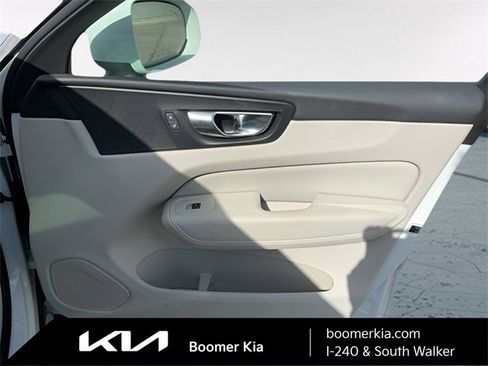 Used 2022 Volvo XC60 B5 Momentum image 10