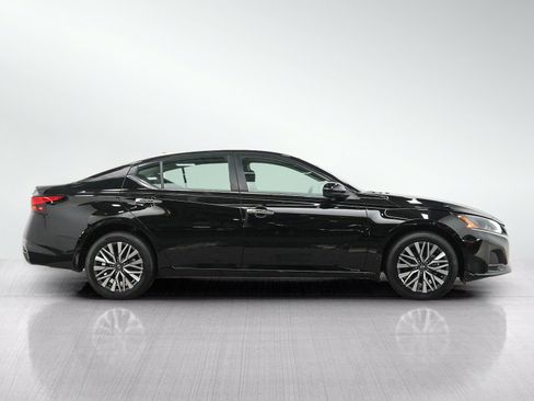 Used 2023 Nissan Altima 2.5 SV w/ SV Premium Package AWD/4WD image 6