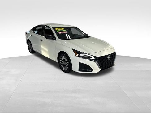 Used 2025 Nissan Altima 2.5 SV FWD image 8