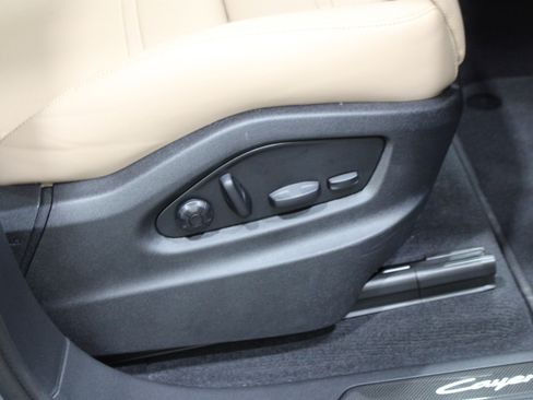 Used 2025 Porsche Cayenne Turbo AWD/4WD image 30