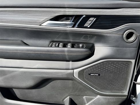 Used 2024 Jeep Wagoneer L Series III w/ Flexible Seating Group image 12