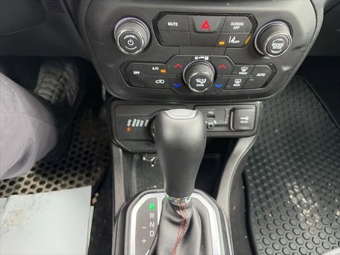 Used 2023 Jeep Renegade Trailhawk AWD/4WD image 19