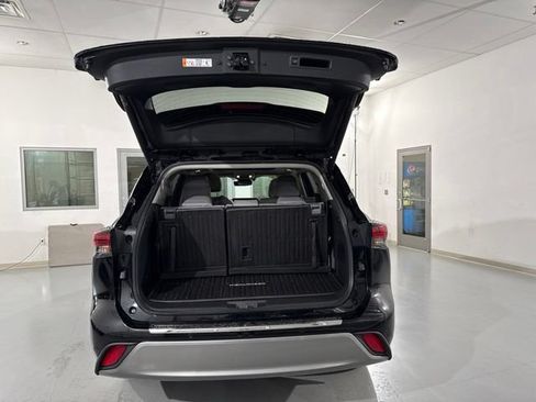 Used 2025 Toyota Highlander Platinum AWD/4WD image 12