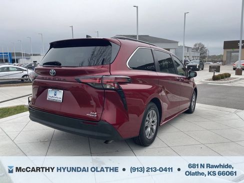 Used 2021 Toyota Sienna XLE w/ XLE Plus Package FWD image 17