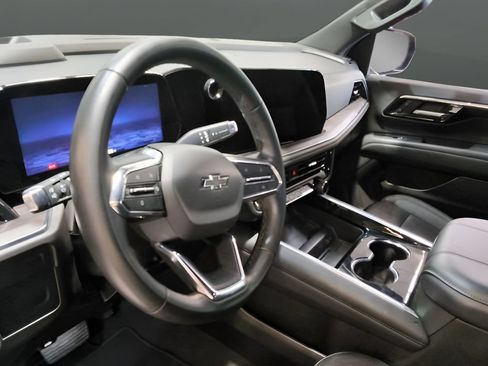 Used 2025 Chevrolet Suburban Z71 AWD/4WD image 13