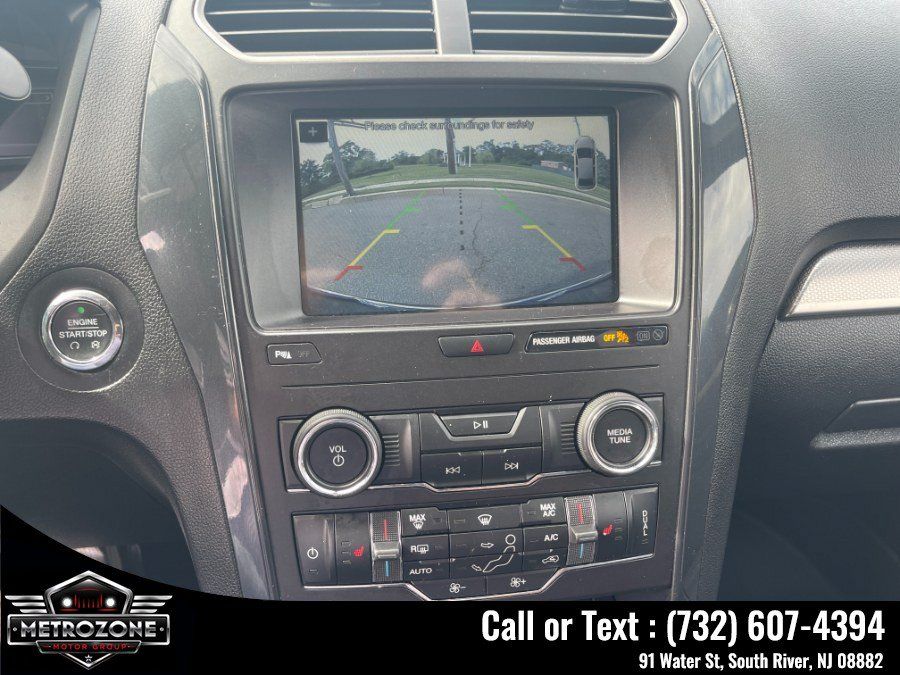 Used 2018 Ford Explorer XLT w/ Equipment Group 202A AWD/4WD image 30