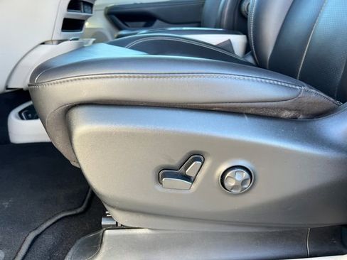 Used 2024 Chrysler Pacifica Touring-L FWD image 11