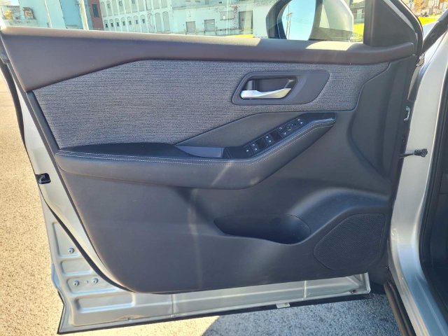 Used 2023 Nissan Rogue SV AWD/4WD image 16