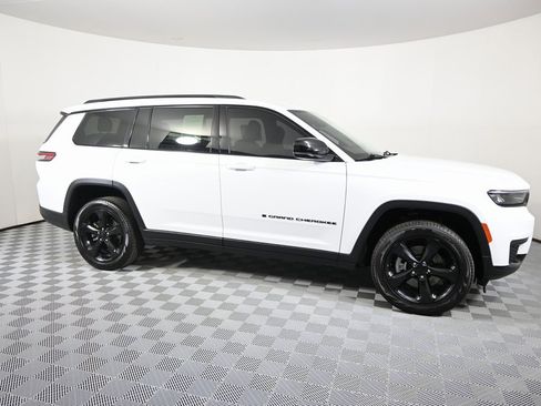 Used 2022 Jeep Grand Cherokee L Laredo image 8