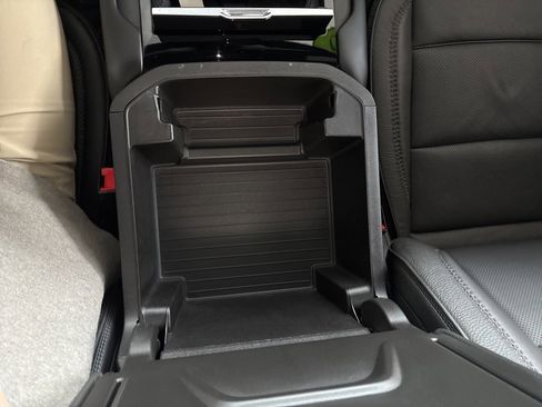 Used 2025 GMC Yukon Denali w/ Sun & Power Step Package image 28