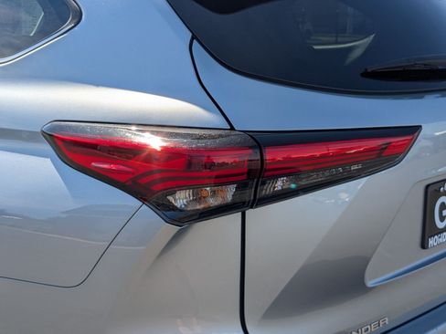 Used 2022 Toyota Highlander XLE AWD/4WD image 13
