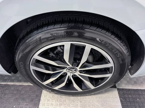 Certified 2025 Volkswagen Jetta SE FWD image 15