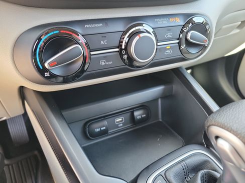 Used 2025 Kia Soul LX w/ LX Technology Package image 11