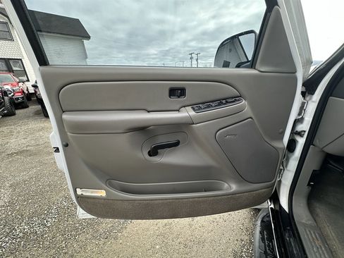 Used 2005 Chevrolet Tahoe LS w/ Preferred Equipment Group AWD/4WD image 16