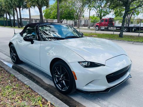 Used 2018 MAZDA MX-5 Miata Club RWD image 7