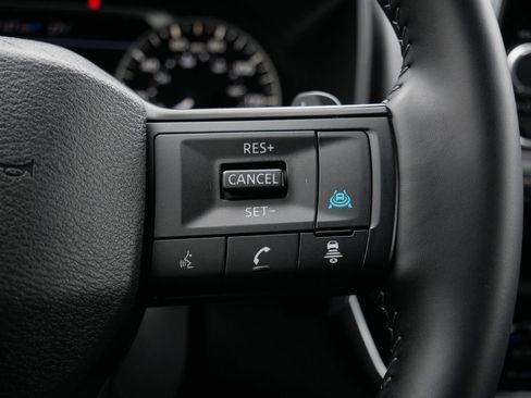 Used 2025 Nissan Rogue SV AWD/4WD image 18