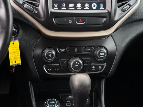Used 2018 Jeep Cherokee Latitude AWD/4WD image 23