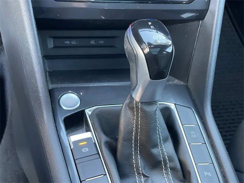 Used 2023 Volkswagen Tiguan SE R-Line image 14