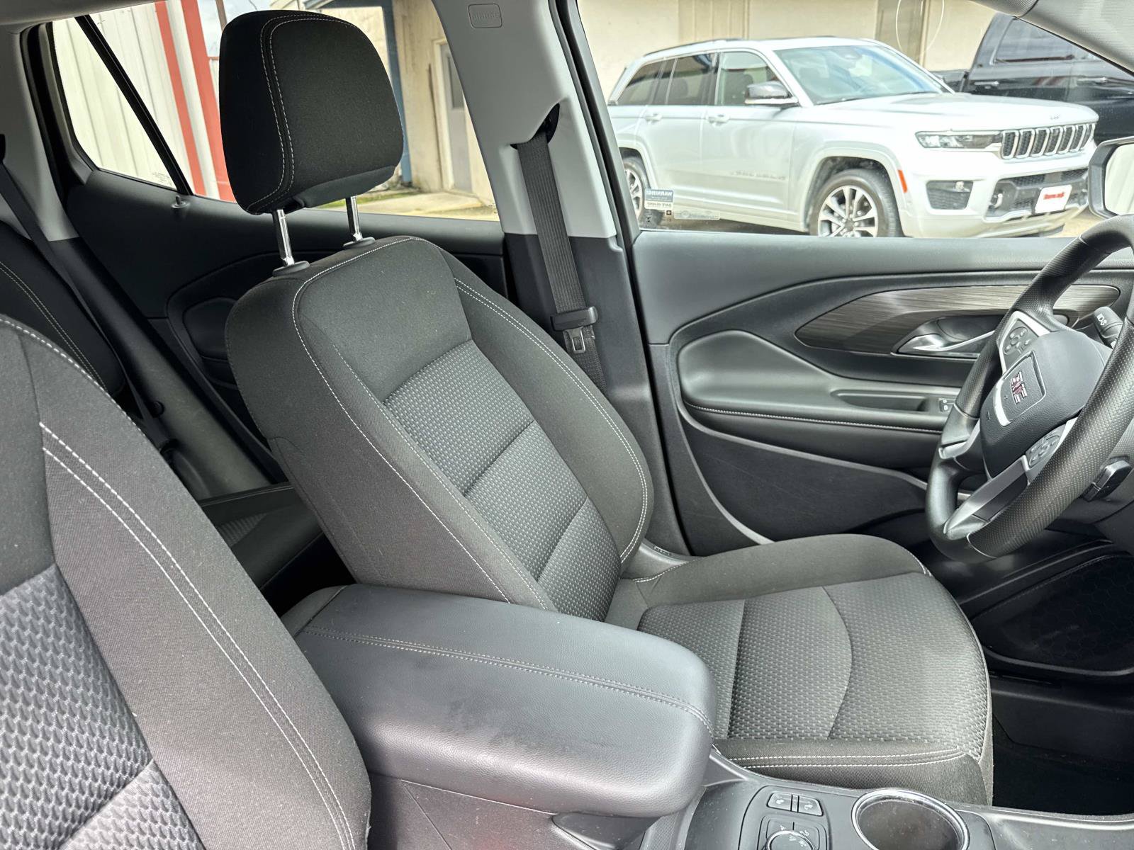 Used 2024 GMC Terrain SLE w/ Driver Convenience Package FWD image 10