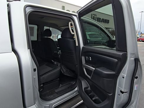 Used 2018 Nissan Titan SV w/ SV Convenience Package image 18